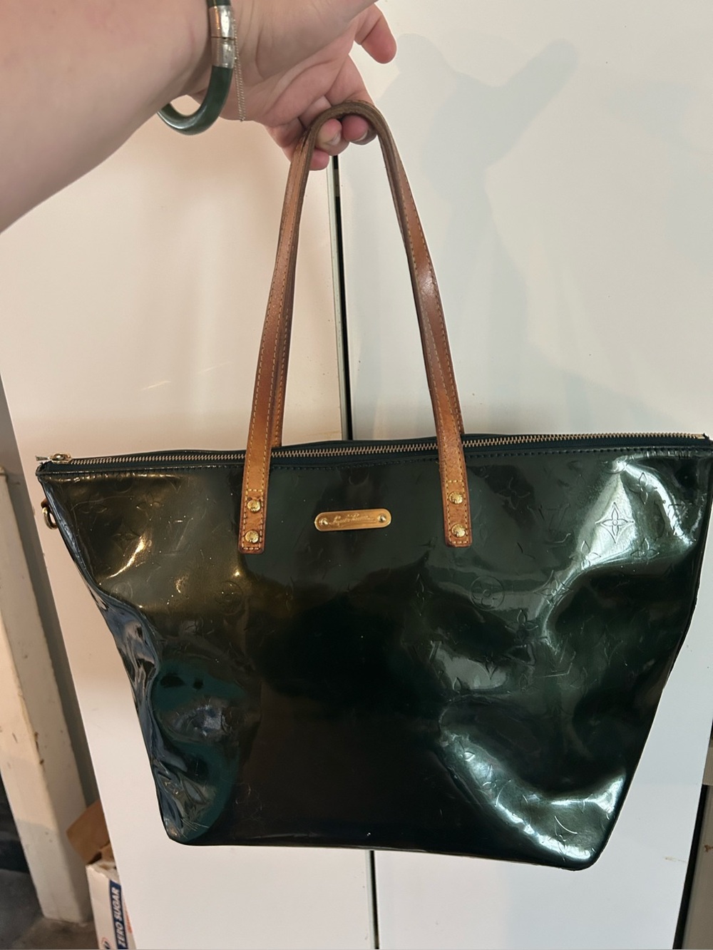 Louis Vuitton Bellevue patent leather vernis tote bag in black - Picture 4 of 8